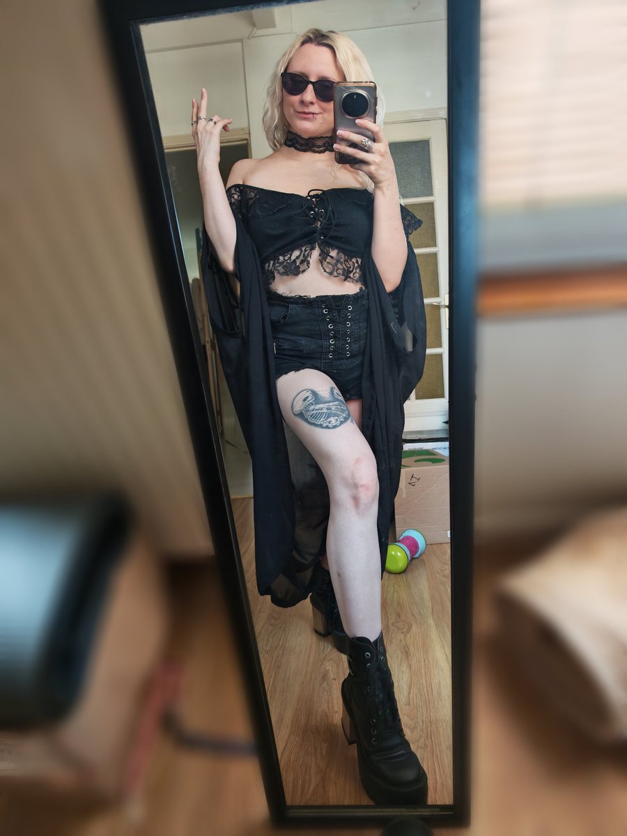 Shalunys's tweet photo. Si ton short est plus long que le mien tu me dois 10 euros https://t.co/zP484pNmcj