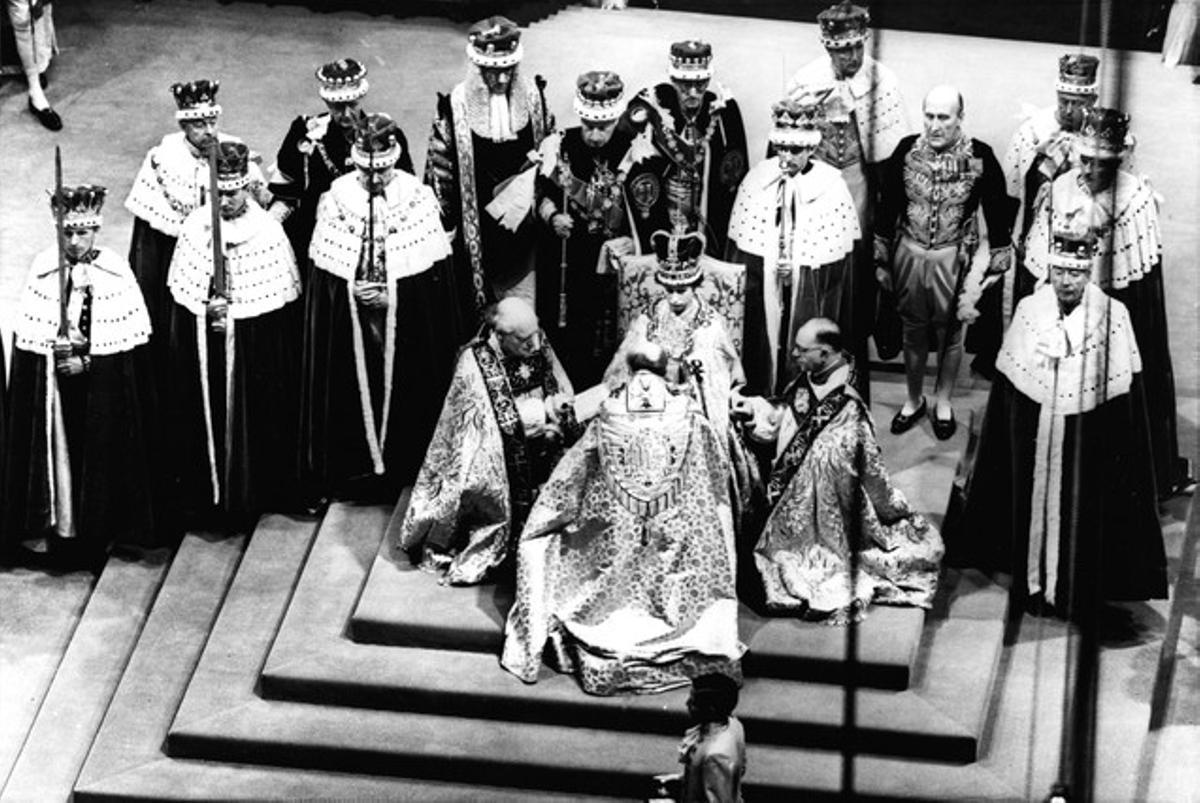 Antoni_Gelonch's tweet photo. #taldiacomavui,el 1953,Isabel II fou coronada reina dl Regne Unit d la Gran Bretanya i cap d la Commonwealth a l'Abadia d Westminster. Des d 2007 era la monarca + longeva en la història britànica i,des d 2015,la q + temps havia regnat,superarnt la seva rebesàvia,la reina Victòria https://t.co/bkOJTUV8Pz