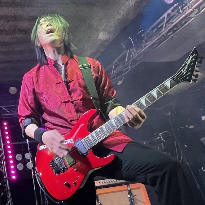 METALISFOREVER's tweet photo. 受け継がれるは"慟哭の剣"!🇯🇵
今日5月28日は屍忌蛇さんの一番弟子で、IRON ATTACK!、EIZO Japan、FIVE RINGS、LIGHTNINGなどのバンドで世界的に活躍するギタリスト、IRON-CHINOさんの誕生日!🎸🐉
#IRONATTACK
#HRHM誕生日 https://t.co/ApUxgMnz1z