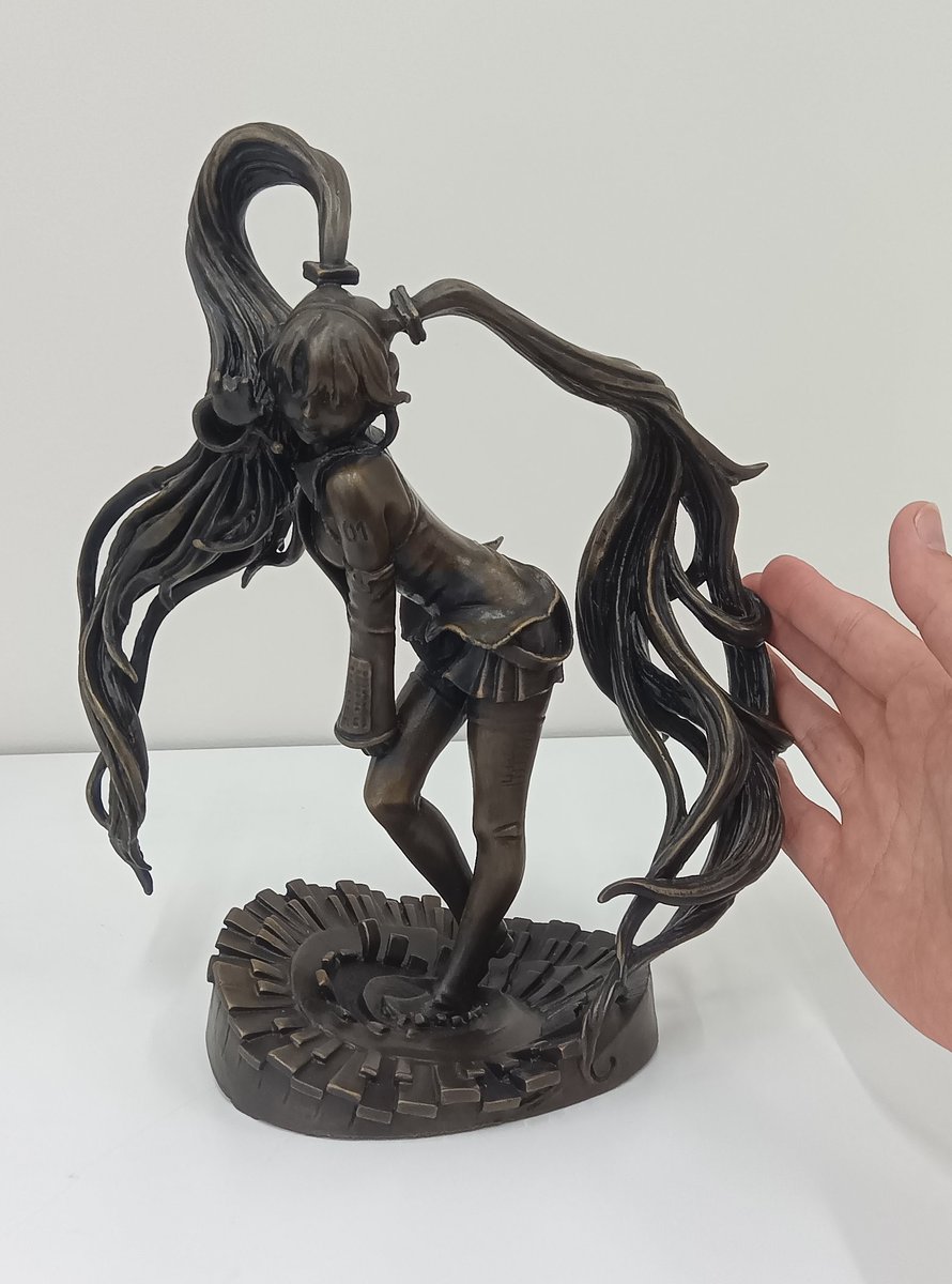 AbeTetsutaro's tweet photo. 初音ミクの銅像。
小さい方は、これくらいのスケールです。 https://t.co/JqvxVXcjxL
