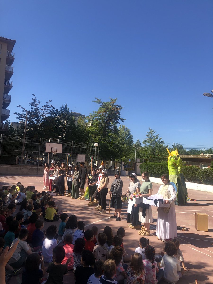 Ins_IAMF's tweet photo. 🎭🐉 L’alumnat d’Arts Escèniques de 1r de Batxillerat ha portat el teatre de carrer a l’#EscolaCèsarAugust amb la peça “Sant Jordi va matar el drac?”, inspirada en els balls parlats del Camp de Tarragona. 👏

Gràcies i enhorabona a tots els que ho han fet possible! 🎶✨ https://t.co/jmNv3A58LF