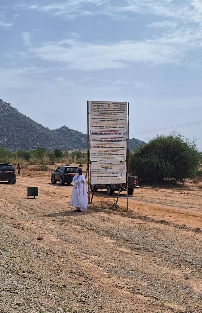 CRTV_web's tweet photo. Projet d’amélioration de la connectivité, de la résilience et de l’inclusion dans la région de l’Extrême-nord (#PACRI). Le ministre des Travaux publics prescrit l’achèvement des travaux de chaussée de la section Mora-Tchakamari à fin juin 2026. https://t.co/x5Zus7s7zY