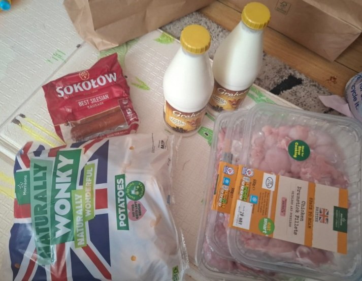 AmongusMem28630's tweet photo. @ubereats_uk How can this be allowed? Sending completely different items to the ones I ordered and having to wait 4 days for this type of resolution.. https://t.co/1KRdAmYnye