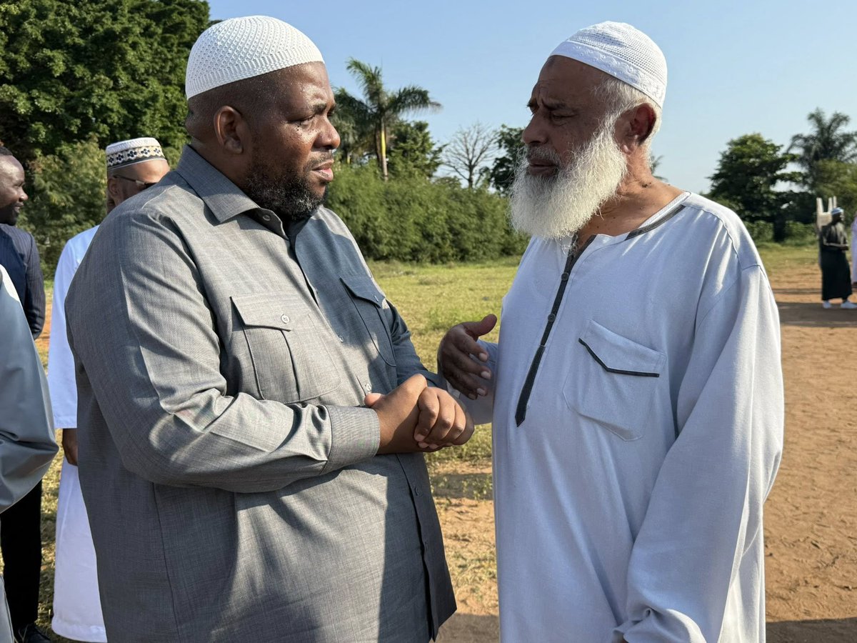 NFrelimo's tweet photo. Chakil Aboobacar exalta união, paz e solidariedade nas celebrações do Eid Ul Addha, destacando a importância da convivência harmoniosa, do amor ao próximo e do fortalecimento dos laços de fraternidade entre as comunidades. 

#EidUlAddha #Paz #União #Solidariedade #Moçambique https://t.co/67hWzhAsRk