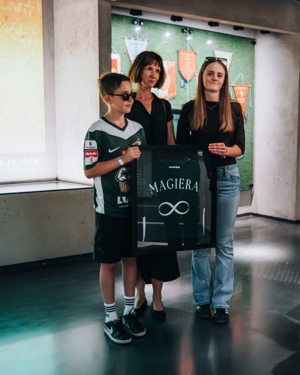 SlaskWroclawPl's tweet photo. Przed niedzielnym meczem rodzina śp. Jacka Magiery przekazała koszulkę z nazwiskiem Trenera na rzecz Muzeum Śląska Wrocław.

Dziękujemy za ten gest! 

Na zawsze w naszej pamięci. https://t.co/6ZRHxn9lV5