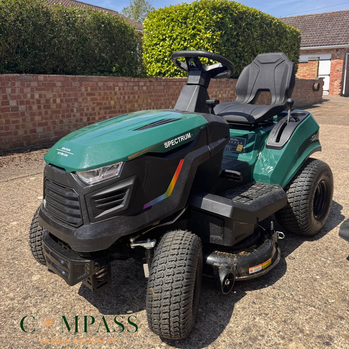 CompassGM's tweet photo. ☀️ 🌱 Definitely a Cut above the rest - Introducing The Spectrum DCT38M #lawntractor #garden #compassgm 

- Twin-blade design ensures a consistent cut 
- Roomy 240-litre grassbag 
- Seven preset heights of cut
- Tight 140cm turning circle

https://t.co/KcN2LgZBo4 https://t.co/poS8Lj7b0z