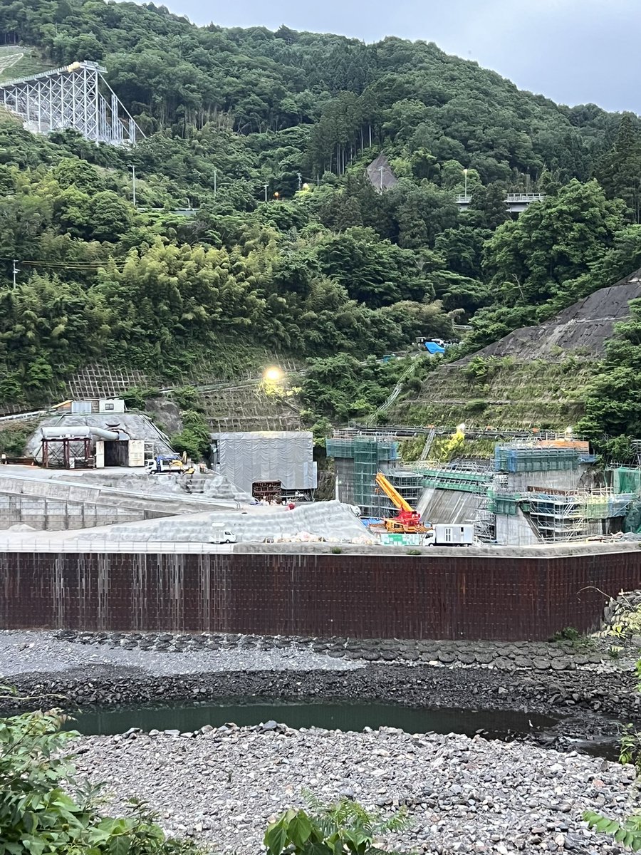 dampedia's tweet photo. 謎風邪などの影響で久しく来れていませんでしたが、仕事帰りに丸山ダムへ。

26日から左岸側ゲート設備の設置工事を開始したとの事ですが、ここからではパッと見ではよく分からないですね😅

仮排水路トンネルの出口にも色々と構造物が出来上がりつつあります。
#丸山ダム
#新丸山ダム https://t.co/m3awz7uGXr