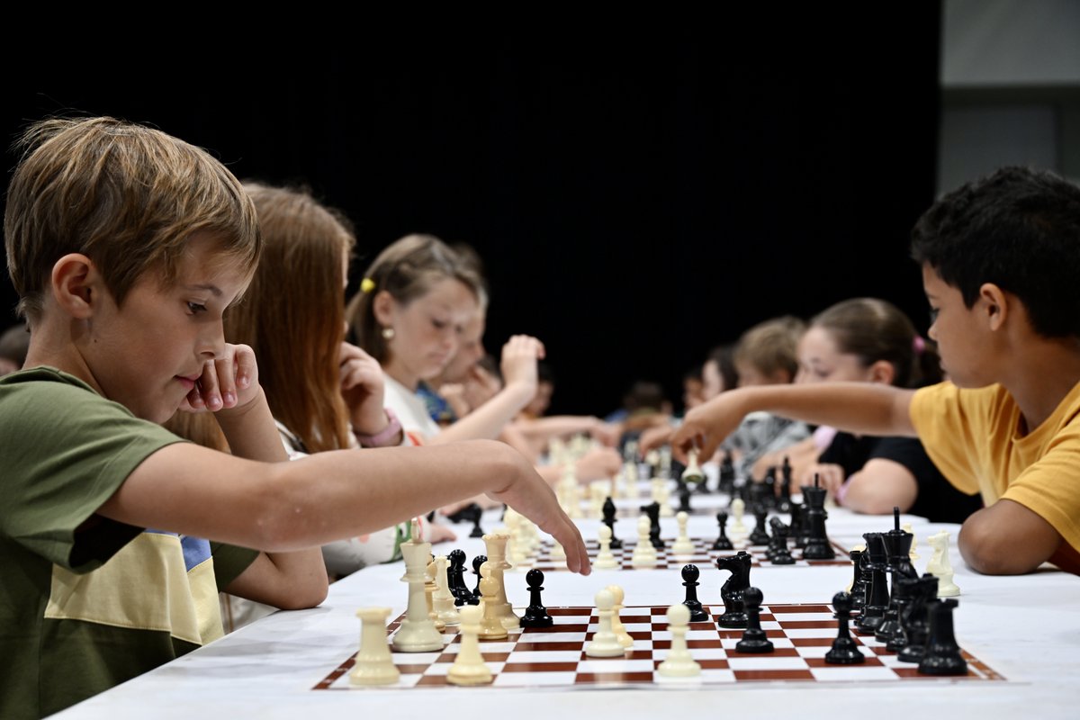 VilledAjaccio's tweet photo. ♟️ C'est parti pour le Championnat Scolaire d'Échecs de la Ville d'#Ajaccio ! 620 élèves de CM1 et CM2, issus des écoles primaires de la ville (26 classes) sont réunis au Palais des congrès ce jeudi. 

Le coup d'envoi a été donné ce matin par Akkah Vilaisarn, président de la Ligue Corse d'Echecs, en présence de Laetitia Costa, élue adjointe aux Affaires scolaires. 

🥤 Restauration sur place au profit de l'association @assoINSEME.