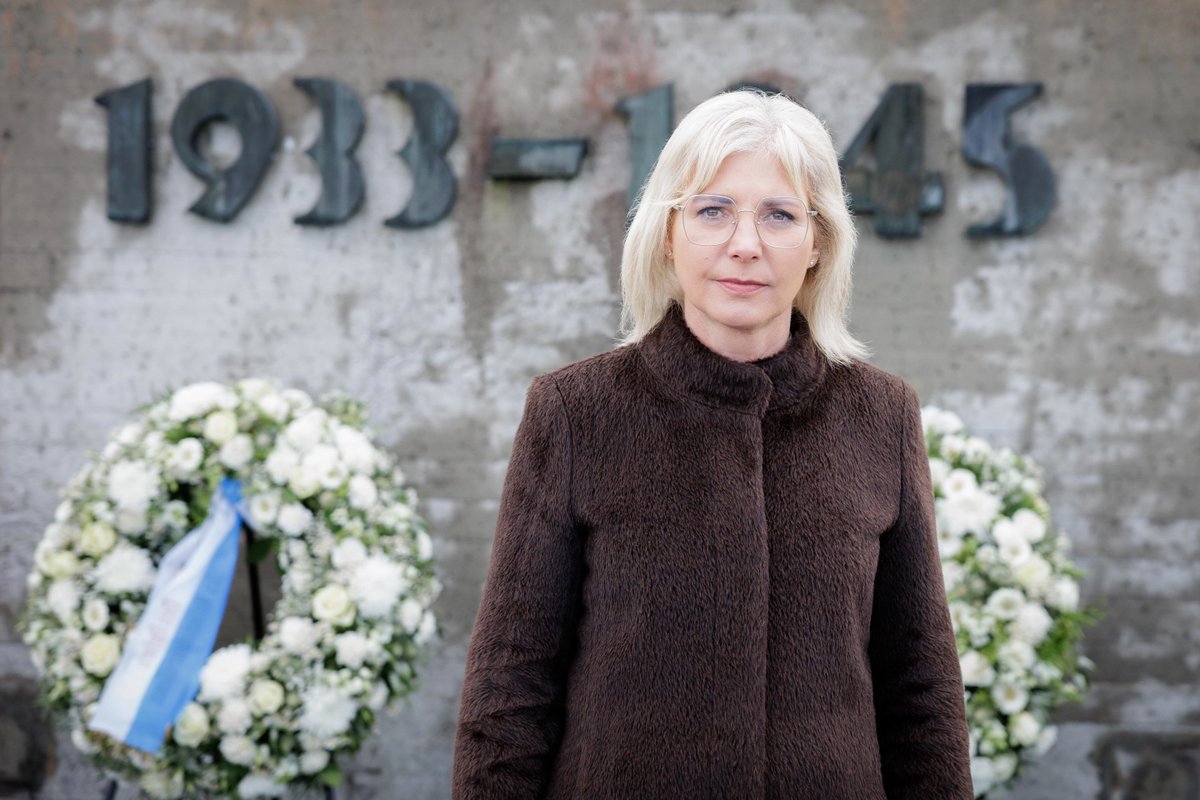 BayStMAS's tweet photo. #Bayern-s #Sozialministerin @ulischarf begrüßt die Ansiedlung einer Niederlassung von #YadVashem in #München sehr: München wird zur Hochburg für Bildung, Begegnung und Erinnerung jüdischen Lebens – aus der Geschichte lernen und Verantwortung zeigen."
➡️https://t.co/FgBWZ5J9PQ https://t.co/v7EmUJDHSF