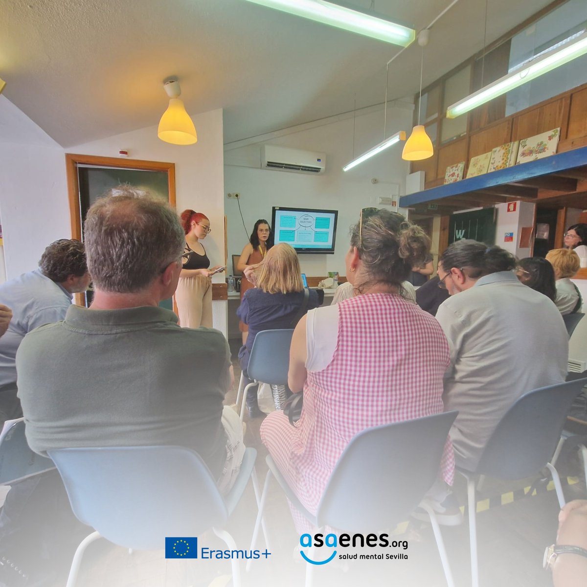 ASAENES's tweet photo. 🌍 Seguimos aprendiendo y compartiendo experiencias en Lisboa gracias a ERAMUS+.

😀Continuamos nuestra semana en #Lisboa, donde seguimos compartiendo experiencias y buenas prácticas con entidades de #SaludMental de 🇵🇹Portugal, 🇬🇷Grecia e 🇮🇹Italia.

👉Hemos podido conocer iniciativas inspiradoras centradas en el empleo inclusivo y la  socialización de personas con problemas de salud mental, que realizan desde la entidad #GIRA.

💼 En el área de empleo👇

 🛒Nos mostraron cómo trabajan la inclusión laboral con un acompañamiento continuado, combinando formación teórica y práctica.
 🗣️Durante el proceso realizan entrevistas en espacios simulados, preparando situaciones reales de trabajo.
 📄Los contratos son indefinidos y cuentan con adaptación horaria según las preferencias y necesidades de cada persona.

🏡 En el centro de día👇

 ☀️Conocimos un espacio amplio, luminoso y comunitario en el barrio de Alhama, donde participan 25 personas.
 🎨Allí trabajan autonomía, creatividad, deporte, desarrollo cognitivo y participación social, siempre desde un enfoque de recuperación y derechos.

🤝Continuamos tejiendo alianzas a nivel europeo para mejorar la calidad de vida de las personas con problemas de salud mental y sus familias.