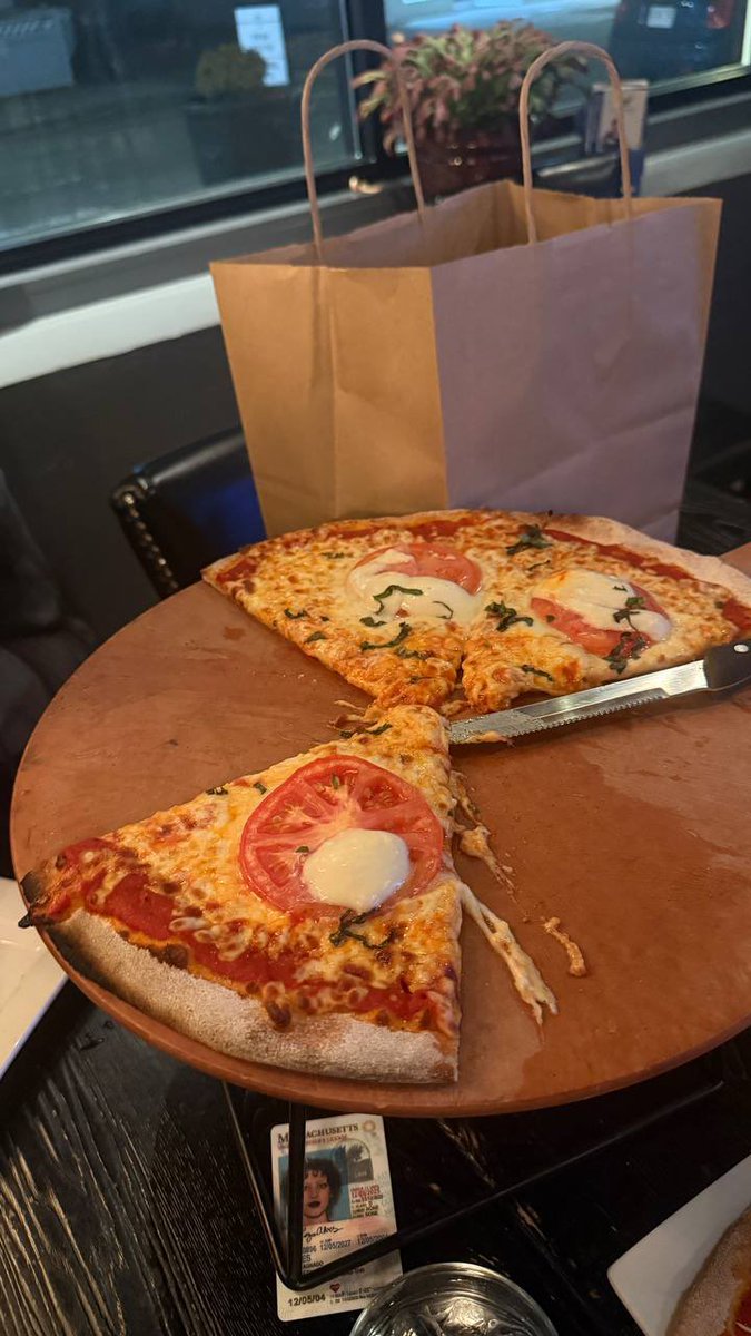 serafeluv's tweet photo. my love language is sharing pizza https://t.co/qdb7FpGOaV