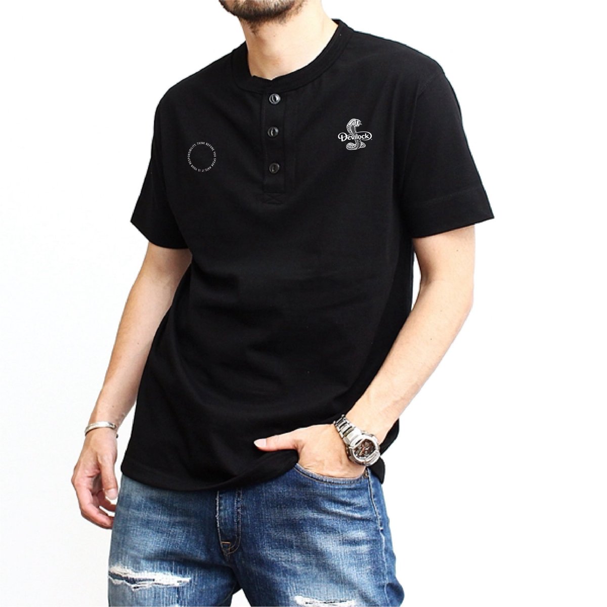 DEVILOCKNIGHT's tweet photo. DEVILOCKより久しぶりとなるヘンリーネックTシャツが発売。
さらには今回DEVILOCK 30th Anniversaryを記念したアクリルキーホルダー付きという豪華企画となっております。

予約販売期間 : 5月28日(木)~5月30日(土) 23:59まで

https://t.co/zirIumIYEw https://t.co/S7k8CrMAmK