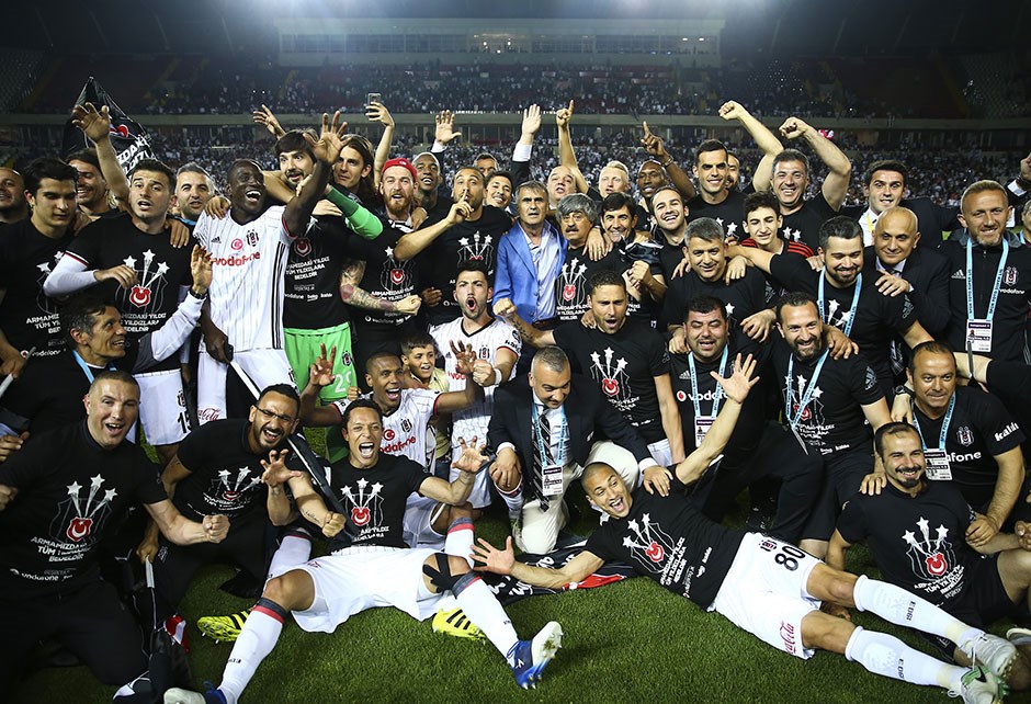 HaberKartali's tweet photo. 🗓️ Tarihte Bugün: 28 Mayıs 2017. 

Beşiktaş, Gaziantepspor'u 4-0 mağlup ederek 15. şampiyonluğunu ilan etti. https://t.co/UK3Hsq17Mu