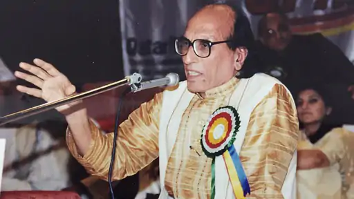 TheNewspinch's tweet photo. उर्दू के 'चराग़' बशीर बद्र का निधन, इन अश'आर के ज़रिए हमेशा रहेंगे ज़िंदा...

लोग टूट जाते हैं एक घर बनाने में
तुम तरस नहीं खाते बस्तियां जलाने में
--

कोई हाथ भी न मिलाएगा जो गले मिलोगे तपाक से
ये नए मिज़ाज का शहर है ज़रा फ़ासले से मिला करो

--
उजाले अपनी यादों के हमारे साथ रहने दो
न जाने किस गली में ज़िंदगी की शाम हो जाए

---
पत्थर मुझे कहता है मिरा चाहने वाला
मैं मोम हूँ उस ने मुझे छू कर नहीं देख

--
बड़े लोगों से मिलने में हमेशा फ़ासला रखना
जहाँ दरिया समुंदर से मिला दरिया नहीं रहता

--
बग़दाद दिल्ली मास्को लंदन के दरमियाँ
बारूद भी बिछाएगी इक्कीसवीं सदी

--
जिस पर हमारी आँख ने मोती बिछाए रात भर,
भेजा वही काग़ज़ उसे हम ने लिखा कुछ भी नहीं

--
दुश्मनी जम कर करो लेकिन ये गुंजाइश रहे
जब कभी हम दोस्त हो जाएँ तो शर्मिंदा न हों

--
ज़िंदगी तू ने मुझे क़ब्र से कम दी है ज़मीं
पाँव फैलाऊँ तो दीवार में सर लगता है

---
हम भी दरिया हैं हमें अपना हुनर मालूम है,
जिस तरफ़ भी चल पड़ेंगे रास्ता हो जाएगा

--
मुसाफ़िर हैं हम भी मुसाफ़िर हो तुम भी,
किसी मोड़ पर फिर मुलाक़ात होगी

अलविदा बशीर बद्र साहब! 🥀