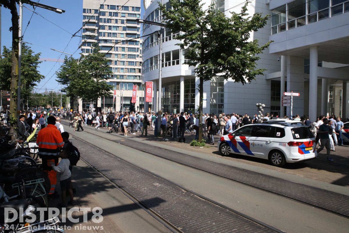 RedactieD8's tweet photo. Het stadhuis van de gemeente #DenHaag aan het #Spui is volledig ontruimd na een ‘verdachte situatie’. Tientallen politie-eenheden zijn ter plaatse eveneens als de brandweer en ambulancedienst. Ook specialistische eenheden zijn ter plaatse en in overleg. https://t.co/nMrF5BIwWV