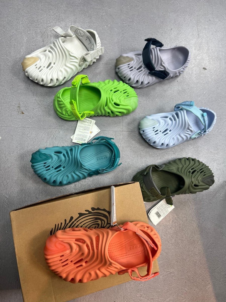 konchiwusyaname's tweet photo. いい感じのサンダルないか探してたんだけど
このcrocs✖️Salehe Bemburyのモデルが個性的で可愛い🌴👍🏽ちなみにSaleheはYeezyのシューズデザイナーやってた https://t.co/44sW5F2Qif