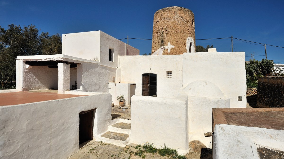IBTourisme's tweet photo. Les tours de Balàfia (#Ibiza) 🤍

Cet ensemble de maisons traditionnelles et de tours de défense, classé Bien d’intérêt culturel, préserve l’architecture populaire de l’île dans son état le plus pur : murs blanchis à la chaux, formes cubiques et plusieurs siècles d’histoire réunis dans un petit noyau rural né pour protéger le territoire. 🛡️
