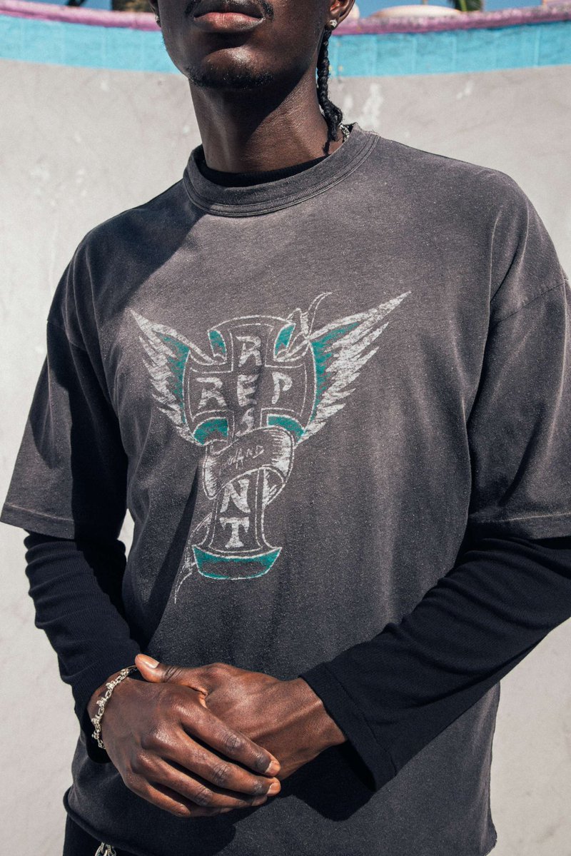 representclo's tweet photo. Inspired by Venice's 70s skate scene, the West Side graphic is subtly printed on heavily washed out black and white tees, with essences of turquoise coming through. 

Worn here with the Heaton denim in jet black and the initial sheer rib long sleeve. https://t.co/HgU4EY3CfA