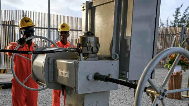 TheAfricaReport's tweet photo. The final investment decision for Phase 3 of the country’s largest hydrocarbon field puts Abidjan on track to ramp up production to 150,000 barrels a day.