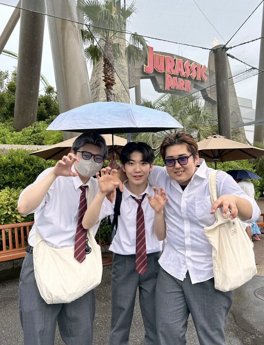 kobe_ht_school's tweet photo. 5/27は校外学習でUSJへ🌍

天気は☂️でしたが、生徒はおめかしして、友達とはしゃいで、思う存分楽しむことができました🎡
これからも、学校行事の投稿を行なっていきますので、チェックしてもらえたら嬉しいです☺️

#ユニバ　#USJ   #校外学習
#神戸学園　#ハイテックスクール https://t.co/jNJJ0yHyEV