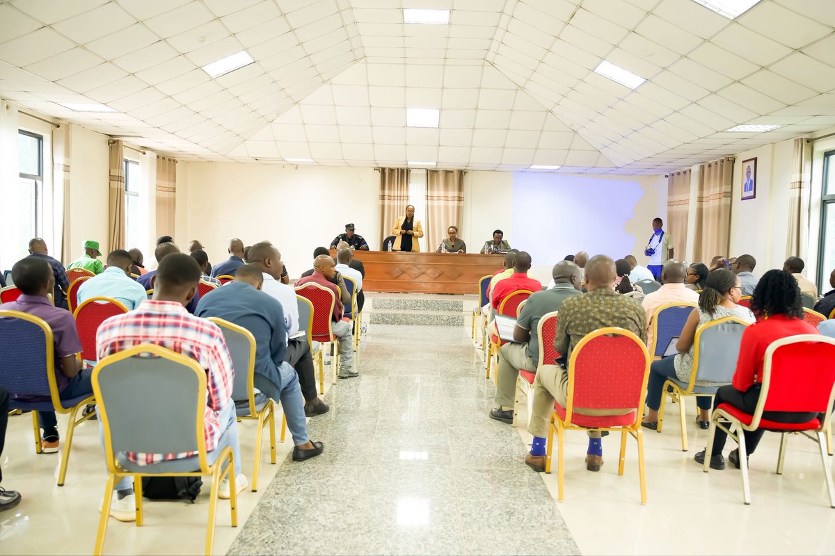 RwandaParliamnt's tweet photo. Uyu munsi, Abadepite batangiye ingendo rusange mu turere twose tugize intara bagamije gusura abaturage no kureba ibikorwa byo kongera umusaruro w’ibihingwa ngandurarugo byatoranyijwe n’ibihingwa ngengabukungu bya kawa n’icyayi.
#DepiteMuBaturage https://t.co/dv6xRW64XX