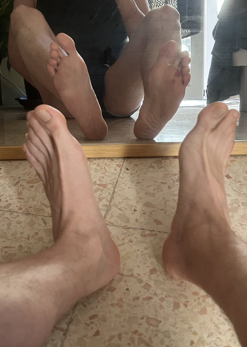 MasterAllMinds's tweet photo. Pianta o dorso? 
Venite, annusate e fateveli sparire in gola. Teneteli al caldo, siete voi i calzini🥴💸

#cashmaster #master #findom https://t.co/2QBjUVCztg