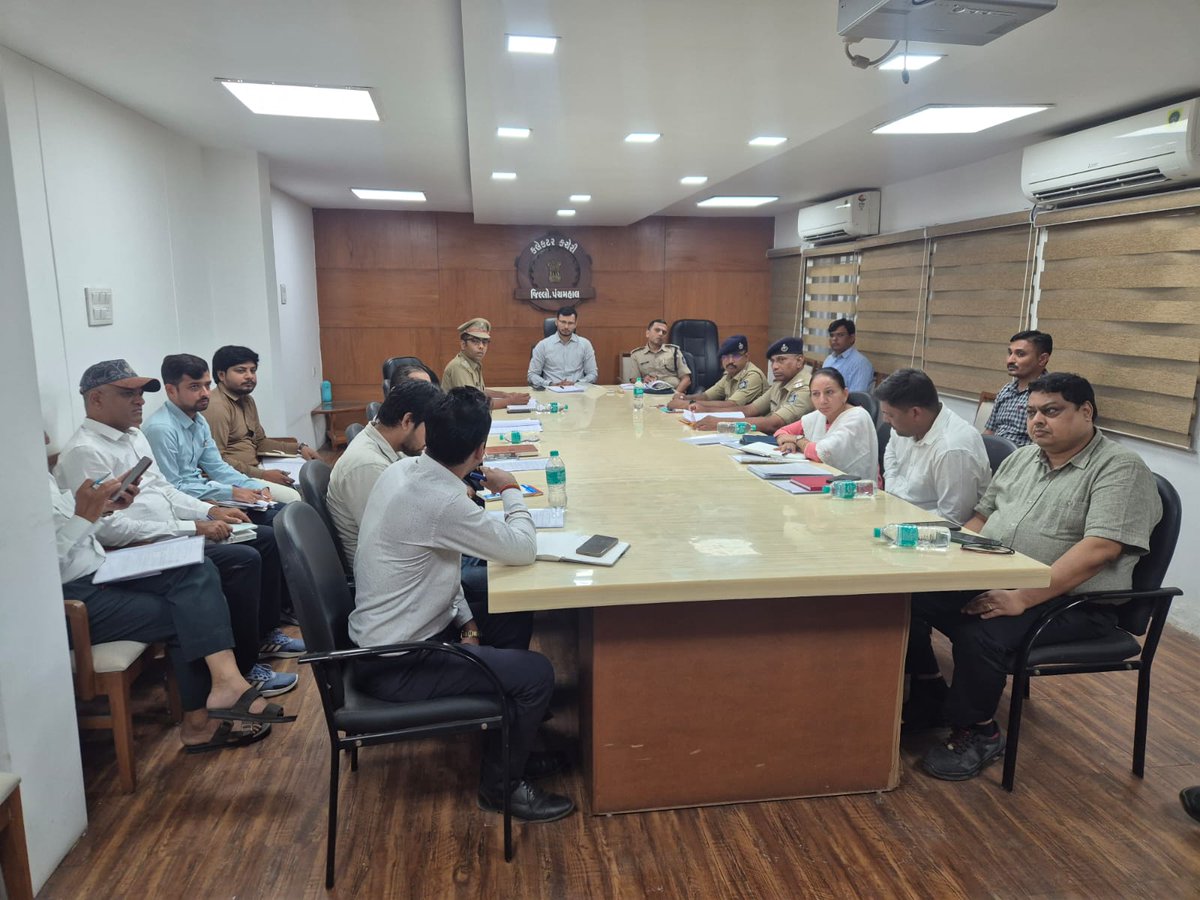 rtogodhra's tweet photo. માન. જિલ્લા કલેકટરશ્રીના અધ્યક્ષ સ્થાને જિલ્લા માર્ગ સલામતી માસની મિટિંગ યોજાઇ જેમાં નેશનલ હાઇવે પરના ગેરકાયદેસર મેડિયન ઓપનિંગ બંધ કરવા સૂચનો આપવામાં આવ્યા https://t.co/nLaQqdkYDZ