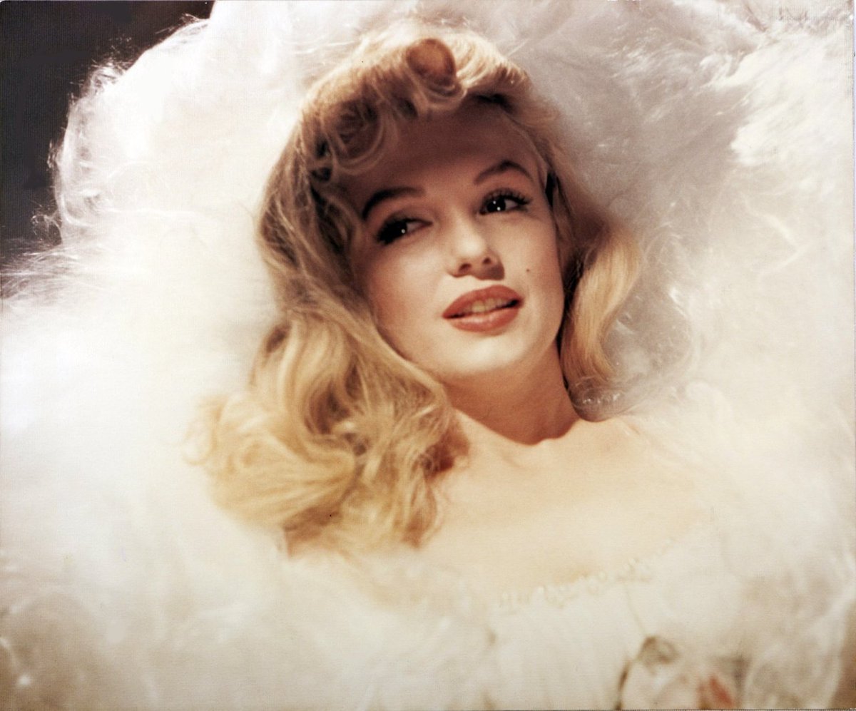 GkhanYa22646543's tweet photo. Marilyn Monroe 
photographed by Jack Cardiff in 1956. https://t.co/46nGZi92eo