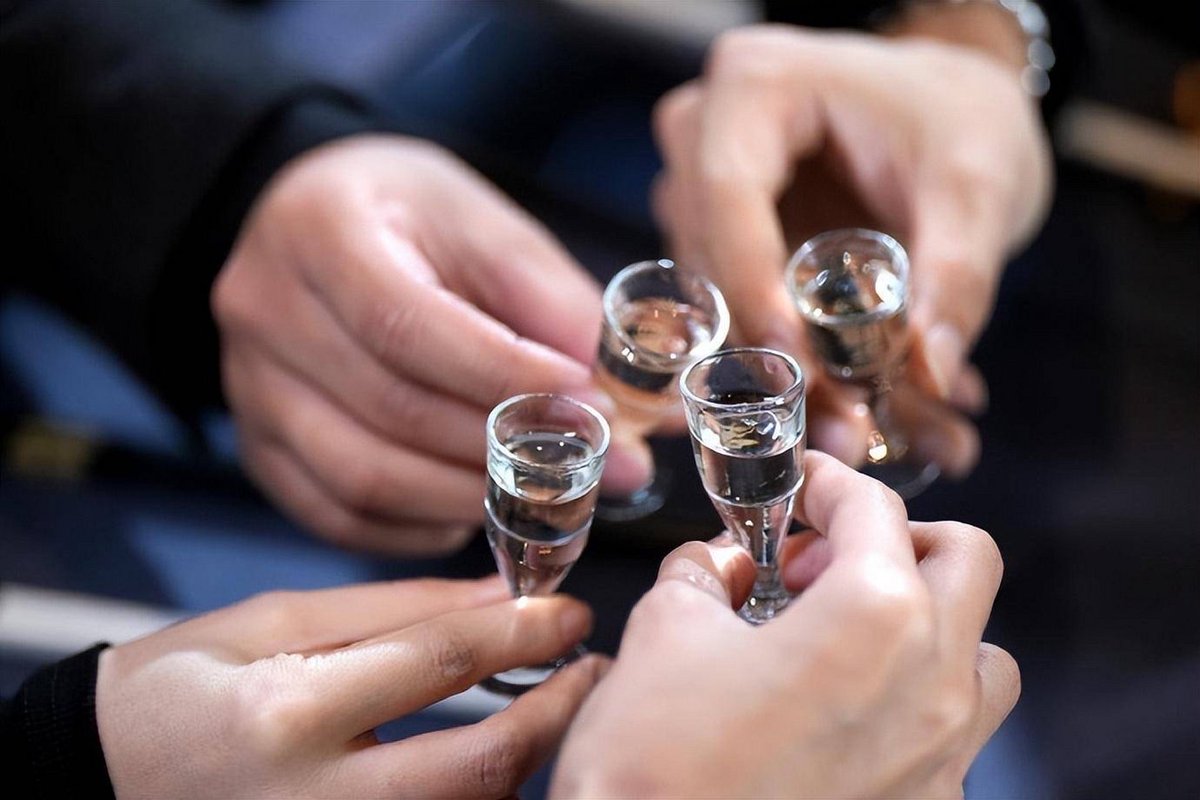 kumasukebe88's tweet photo. 来，喝！ なら聞き覚えがあります（汗）。
白酒が飲まれるようになったのは宋の時代からだと聞いています。
もし、唐の時代に白酒があったら白酒と書いて「ライフ」と読む。ですかね😀 https://t.co/yHIzaNbdfS