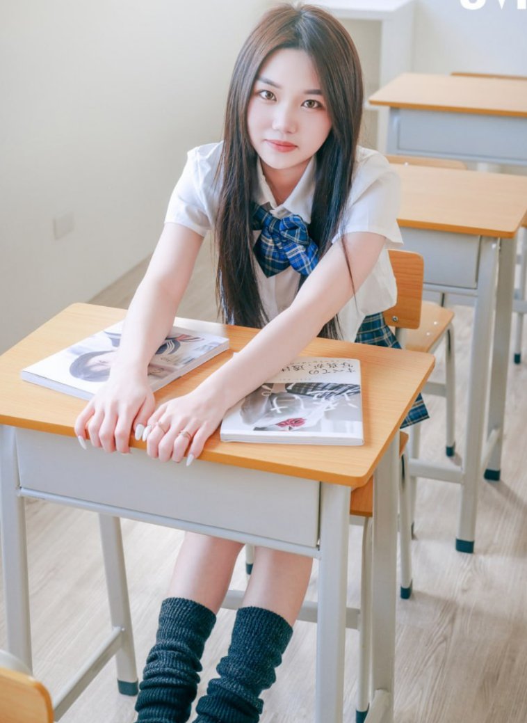 VelvetOrder's tweet photo. 🔥 乖乖女学生制服直接变骚货！坐在教室课桌上把白衬衫敞开露出大奶子，再把腿张到最大，用手指玩自己粉嫩多毛的小逼…从清纯坐姿到浪叫自慰，这反差也太顶了💦 这么会骚的JK谁不想在教室里操一顿？

想看更多无码JK制服视频、教室大开腿自慰和私密定制？快来主页一起发浪～ https://t.co/A7LRz6YL5b