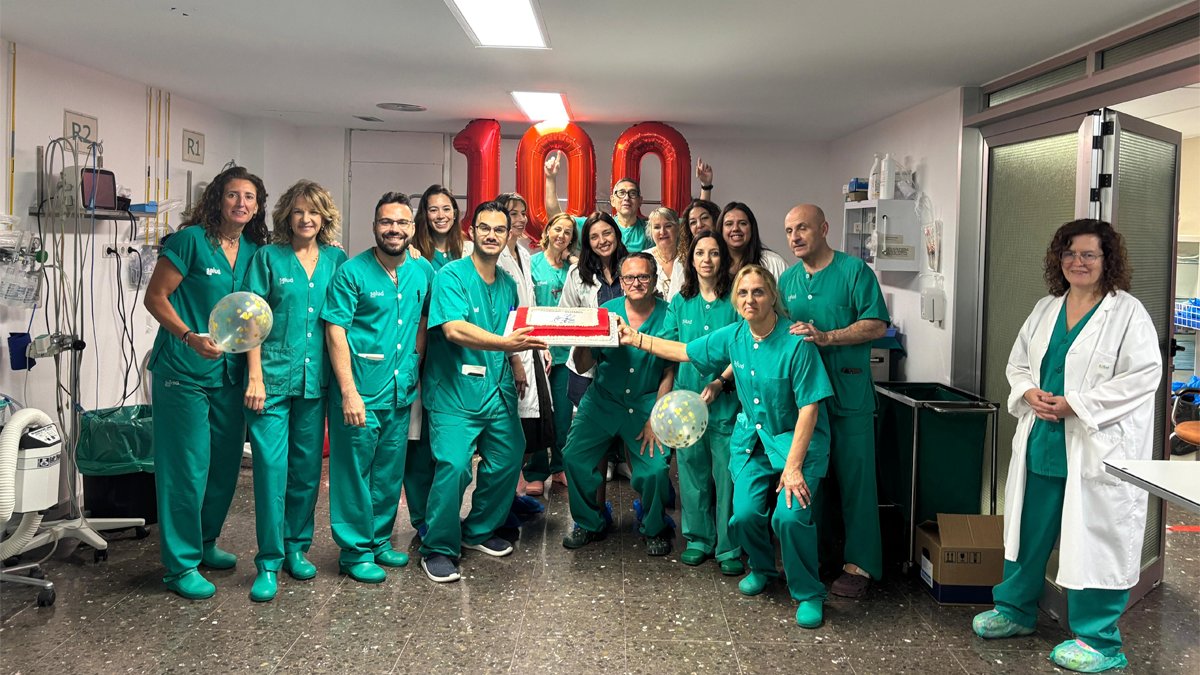 MBA_eu's tweet photo. Los equipos de Cirugía General y Digestiva, Urología, Ginecología y Enfermería del Hospital Universitario Obispo Polanco celebran las 100 cirugías alcanzadas en sus primeros seis meses con la plataforma de cirugía robótica modular Versius.

¡Felicidades!
@CMRSurgical #cirugíarobótica