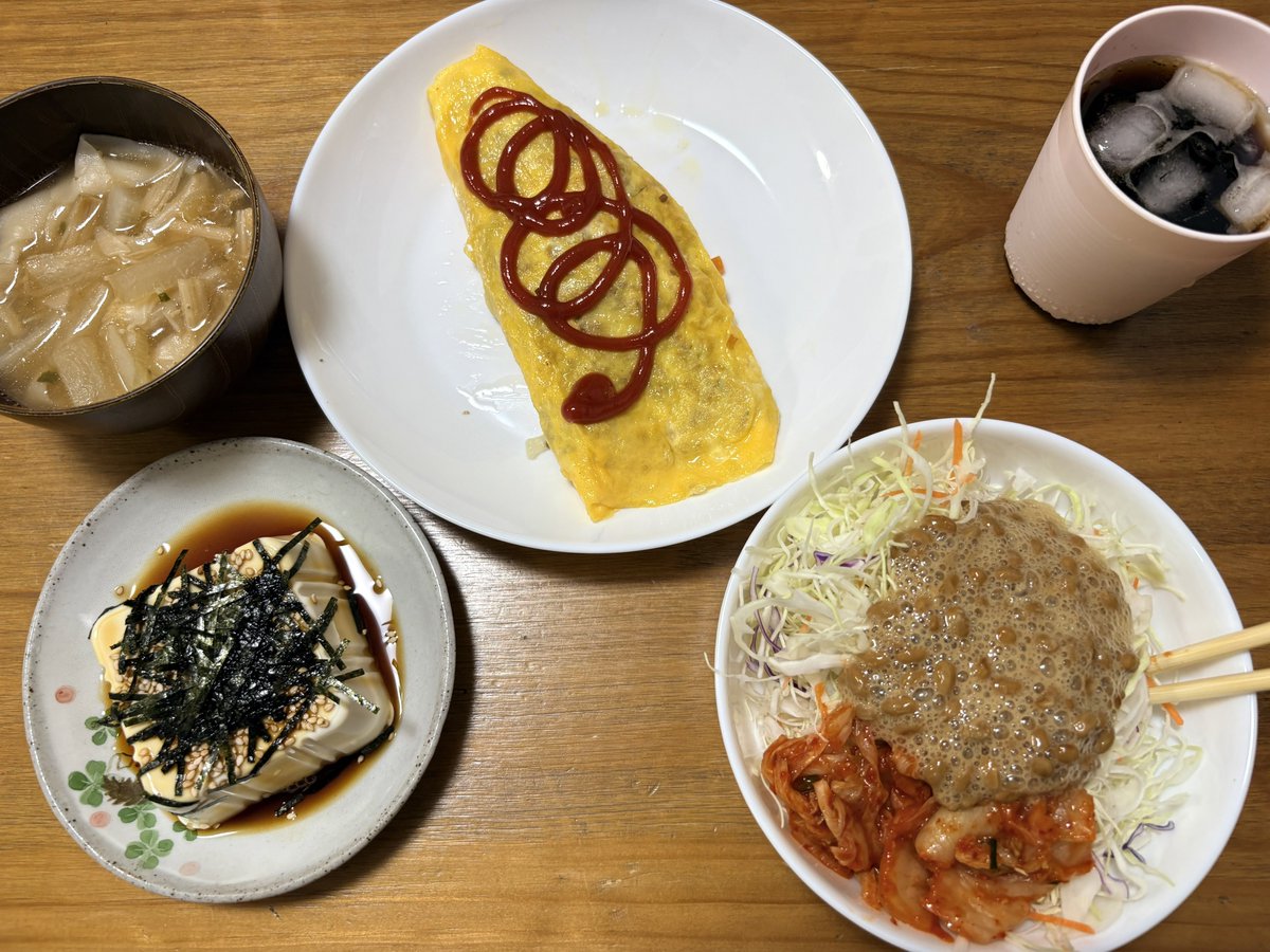 夕ご飯 今夜は、オムレツと冷奴と味噌汁と納豆キムチサラダ🥗です 今日