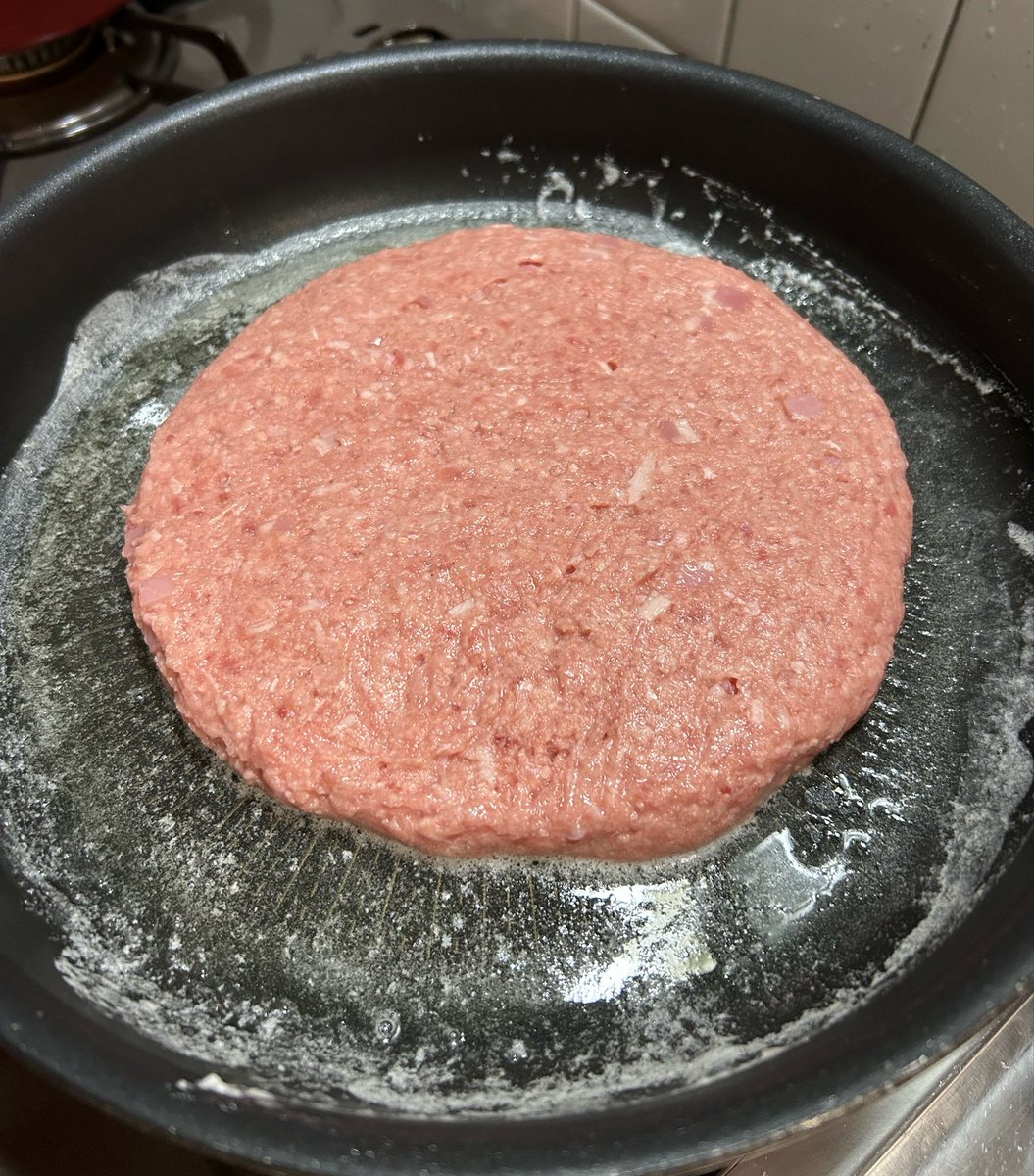EbimeRuri's tweet photo. 誕生日の戦士の為にでっかいハンバーグを焼くよ https://t.co/zDophLIepl