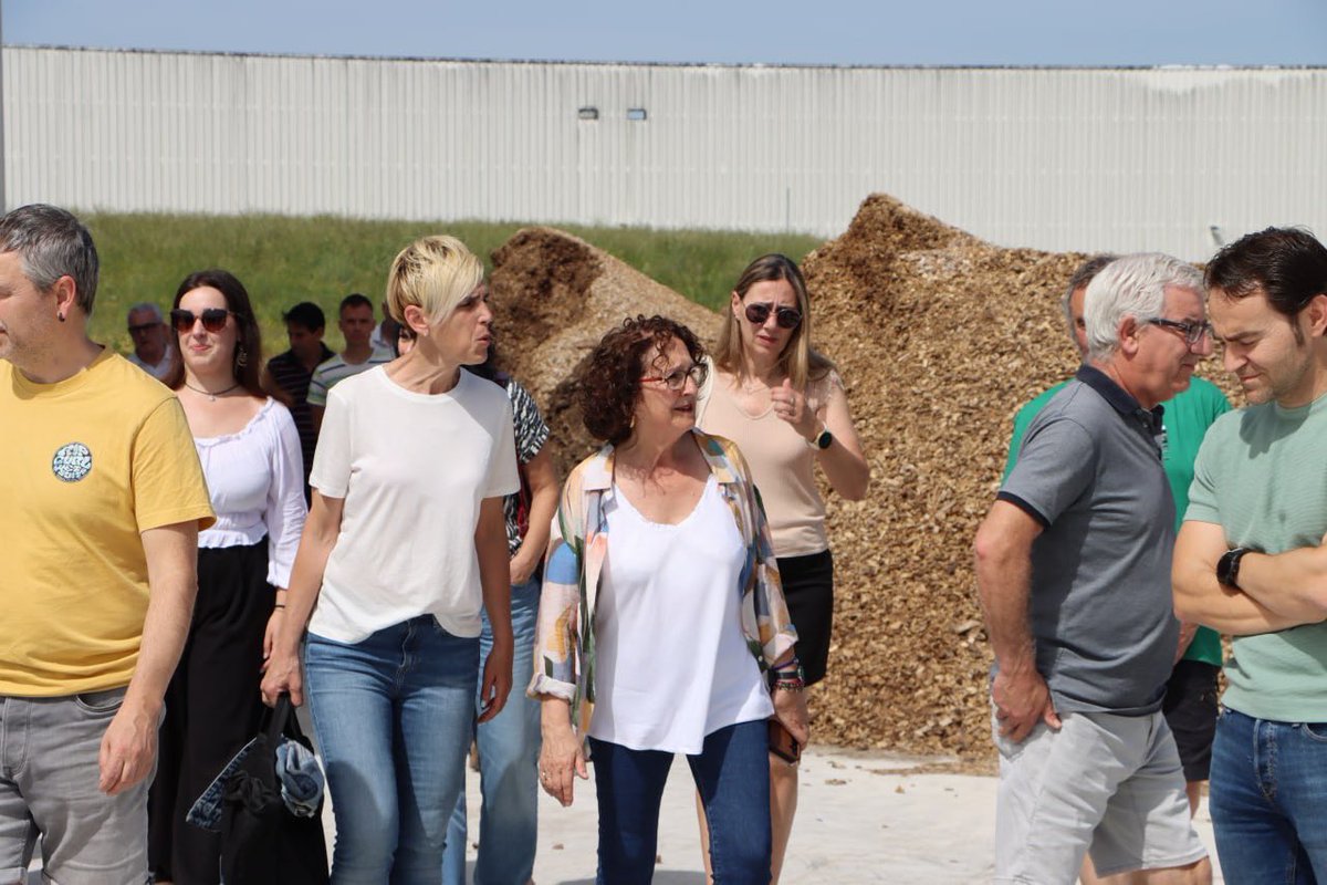 ArroyabeEva's tweet photo. Gaur Asparrenan izan gara, Arabako landa-eremuko materia organikoa tratatzeko lehen instalazioaren inaugurazioan.

La nueva planta de compost de Asparrena, la primera de la zona rural alavesa es un ejemplo más de que haciendo pequeñas cosas se puede cambiar el mundo. 

Zorionak! https://t.co/se00ewXL0u