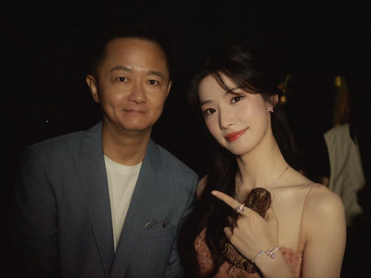 chruslery's tweet photo. น้อง���ัพเว่ยรูปถ่ายกับพี่พระเอก&amp;ผกก. สวยหล่อมาก
รอดูพี่เซี่ยกับยัยน้องหนานอีนะ https://t.co/iQ2gtdW8vf