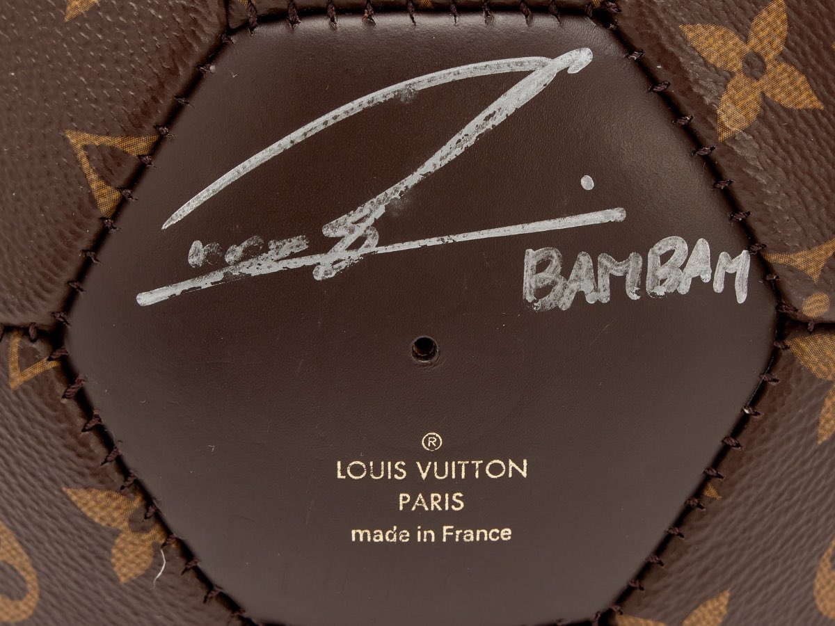 BamBamBooster's tweet photo. #LouisVuitton เตรียมประมูล Unity Time Object ที่มีเพียงชิ้นเดียวในโลก เพื่อระดมทุนให้ UNICEF 

รายได้จากการประมูลจะนำไปสนับสนุนกิจกรรมการกุศลอย่างต่อเนื่องของ #UNICEF

💫⚽️ https://t.co/Sx9XvbvCKV

นอกจาก Unity Time Object แล้ว Sotheby’s ยังนำลูกฟุตบอล Louis Vuitton Monogram ที่มีลายเซ็นจากบุคคลสำคัญจากวงการภาพยนตร์ โทรทัศน์ และ K-POP มาร่วมประมูลด้วย ซึ่งรวมถึงแร็ปเปอร์ชาวไทยและสมาชิกวง GOT7 อย่าง #BamBam (มีภาพตัวอย่างที่ BamBam เซ็นไว้แล้วด้วยค่ะ), นักแสดงชาวอเมริกัน Josh Hartnett และ Chloë Grace Moretz, นักร้องชาวออสเตรเลียจากวง Stray Kids อย่าง Felix และนายแบบ-นักแสดงชาวเกาหลีใต้ Hoeyon ซึ่งเป็นที่รู้จักในระดับนานาชาติจากภาพยนตร์เรื่อง Squid Game