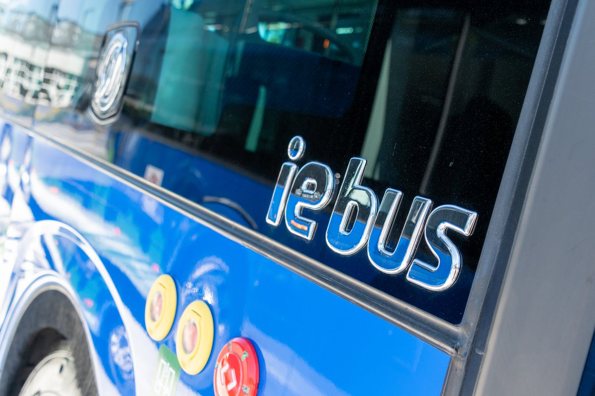 MPK_Krakow's tweet photo. 👉Mieszkańcy Krakowa zyskali kolejne 22 zeroemisyjne autobusy zasilane energią elektryczną 🚌🚌🚌🚌. 
👉Zostały zaprezentowane dzisiaj w zajezdni autobusowej Wola Duchacka 
👉To pojazdy elektryczne marki Irizar o długości 12 metrów, wyposażone w najnowocześniejsze rozwiązania zapewniające bezpieczny i komfortowy przejazd dla pasażerów. 
👉Niska podłoga i inne elementy wyposażenia zapewniają dostępność tych pojazdów dla wszystkich pasażerów, także tych ze szczególnymi potrzebami. 
👉Autobusy zostały także tak zaprojektowane, aby wygodnie i komfortowo prowadziło się je kierowcom. W wyposażeniu nowych pojazdów znalazły się https://t.co/o4YXBmtHdu. zamknięte kabiny, a w nich lodówki i możliwość schłodzenia wody dla prowadzących, nowoczesny system informacji pasażerskiej, monitoring, klimatyzacja oraz porty USB do ładowania urządzeń mobilnych.
👉Pierwsze nowe elektryki Irizara wyjechały na krakowskie linie tuż po prezentacji. Zaczęły kursować na linii nr 107, 124, 424 i 304. W kolejnych dniach będą się pojawiać także na innych trasach.  
👉Po dostawie nowych pojazdów liczba elektrycznych autobusów we flocie MPK wzrosła do 143 sztuk. 
👉Wartość dostawy 22 nowych Irizarów z ładowarkami to 53 994 556,00 zł netto. Ich zakup jest dofinansowany ze środków Krajowego Planu Odbudowy  i Zwiększania Odporności, a kwota wsparcia stanowi blisko 100% wydatków netto. 
#FunduszeUE #FunduszeEuropejskie #NextGenerationEU