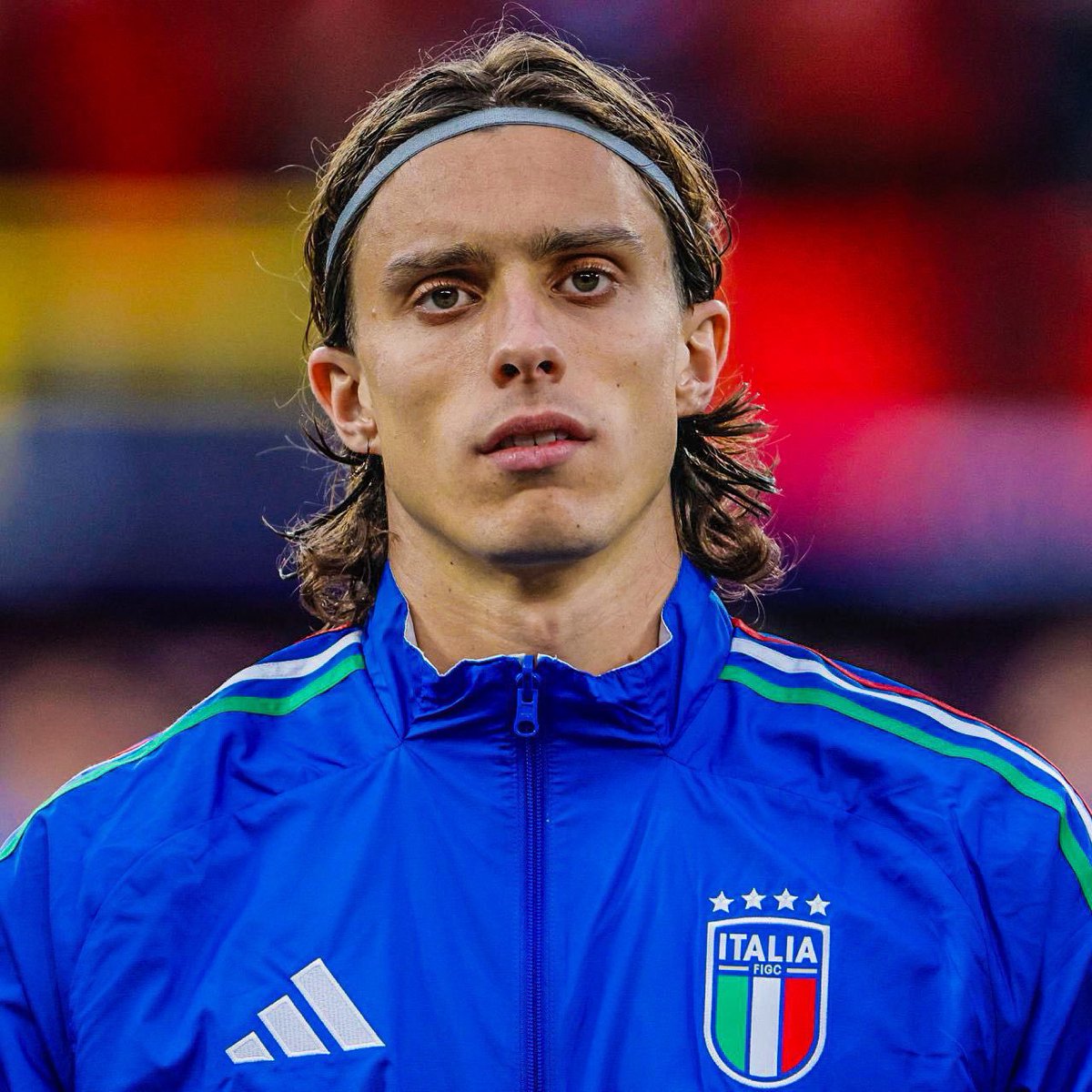 TheMatchdayHQ's tweet photo. 🚨🇮🇹 | 𝐁𝐑𝐄𝐀𝐊𝐈𝐍𝐆: Juventus are PLOTTING a move to sign Arsenal defender Riccardo Calafiori this summer. 

[@fichajesnet] https://t.co/r6I7ouhXI6