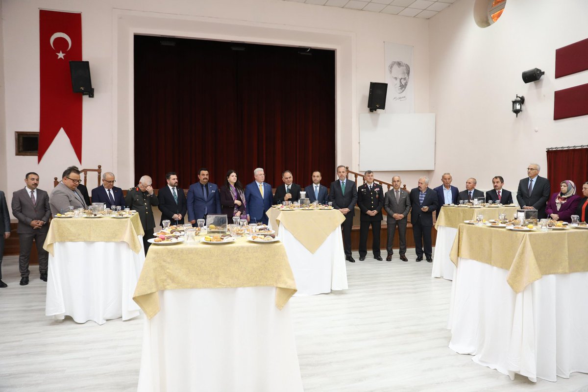 SCivitcioglu's tweet photo. Valiliğimizce düzenlenen Bayramlaşma Programı’ndaydık.

Birlik, beraberlik ve kardeşlik ikliminde; sağlık, huzur ve muhabbetle nice bayramlara erişmeyi Rabbim nasip etsin. Bayramımız mübarek olsun. https://t.co/9PBFgxVd0l