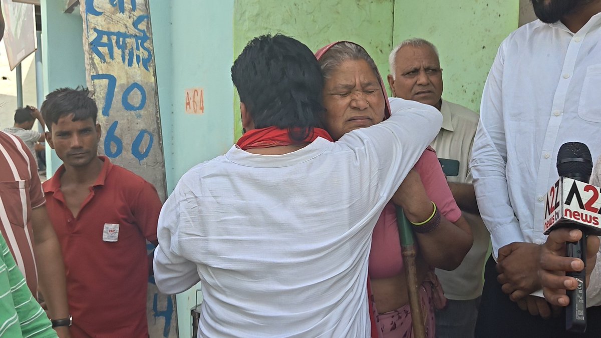 ChiefRspDhavrai's tweet photo. जेवर पीड़ित परिवार से जाकर मिला 
गोपाल शर्मा 14 वर्ष का मासूम  बच्चा था। 
अम्मां ने बताया पुलिस परिवार और नाती के बाप को डरा रही है। 
कुछ दलाल दबाव बना चुके है। 
यदि परिवार को 1 करोड़ 1नौकरी और मामले की cbi जांच नहीं करती तो जल्द महापंचायत का आह्वान करूंगा ॥ @myogiadityanath
जी cbi प्रदान करें। 
@dgpup @Uppolice
#पंकजधवरैय्या #pankajdhavraiyya #जेवर #JewarNews