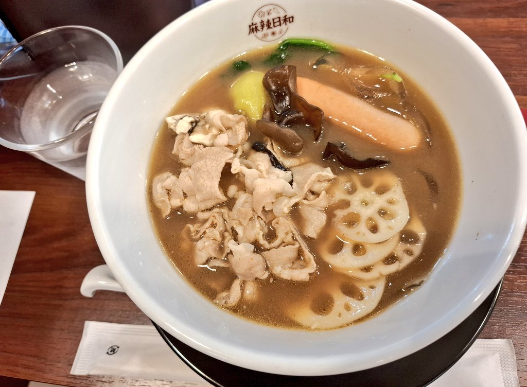 aisaredogtoneko's tweet photo. 家族が麻辣湯にハマっているのでリクエストに応えて外食はそれ系統の店に行きがちなんだけど、私は欲望に忠実に肉類や水餃子をドカドカ入れてしまうので美容にいいのかは分からない🤔 https://t.co/01xKqf0X2A