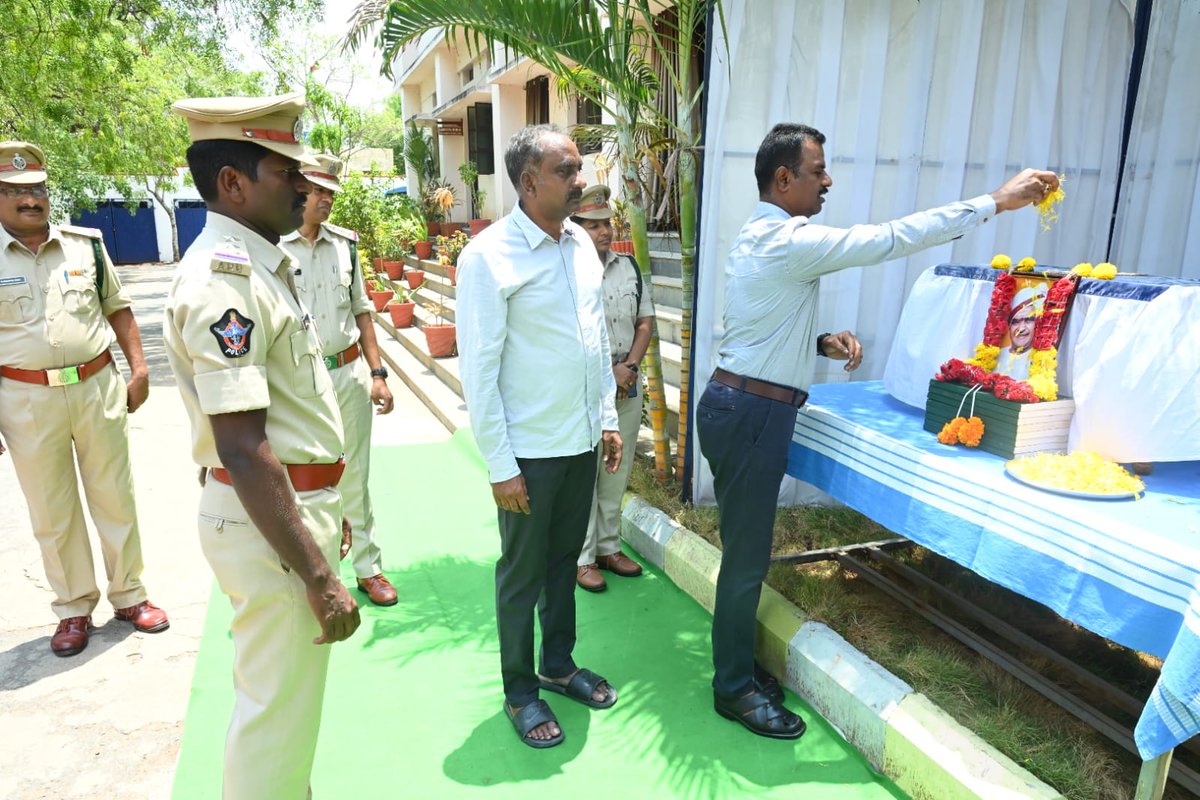 PoliceKurnool's tweet photo. కర్నూలు జిల్లా పోలీసు కార్యాలయంలో మహానాయకుడు స్వర్గీయ శ్రీ ఎన్టీఆర్ గారి జయంతి సందర్భంగా ఘన నివాళులు అర్పించారు.
సదరన్ రీజియన్ హోంగార్డు కమాండెంట్ శ్రీ యం. మహేష్ కుమార్ గారు చిత్రపటానికి పూలమాల వేసి నివాళులర్పించారు.
#APPOLICE100 #PoliceKurnool
#AndhraPradeshPolice
#APPolice https://t.co/BBPa31rVev