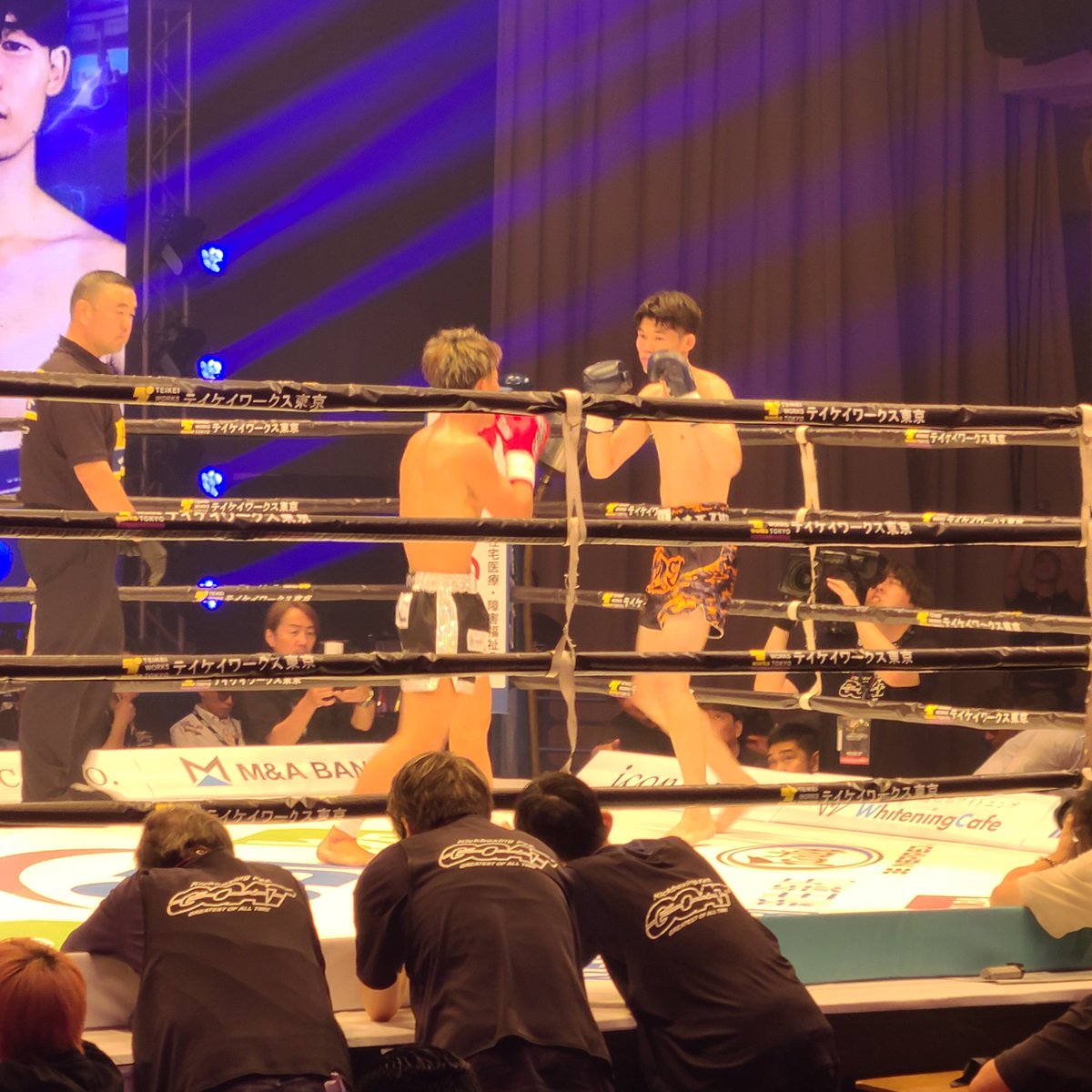 serval87's tweet photo. 第1試合　NEXT GOAT　RISEルール（ヒジなし・ワンキャッチワンアタック）　スーパーフェザー級（60kg）　3分3R（延長1R）　陽平（TAKEDA GYM）　一颯（いっさ）（谷山ジム）　一颯判定勝ち。 https://t.co/0aY2ZWNoit