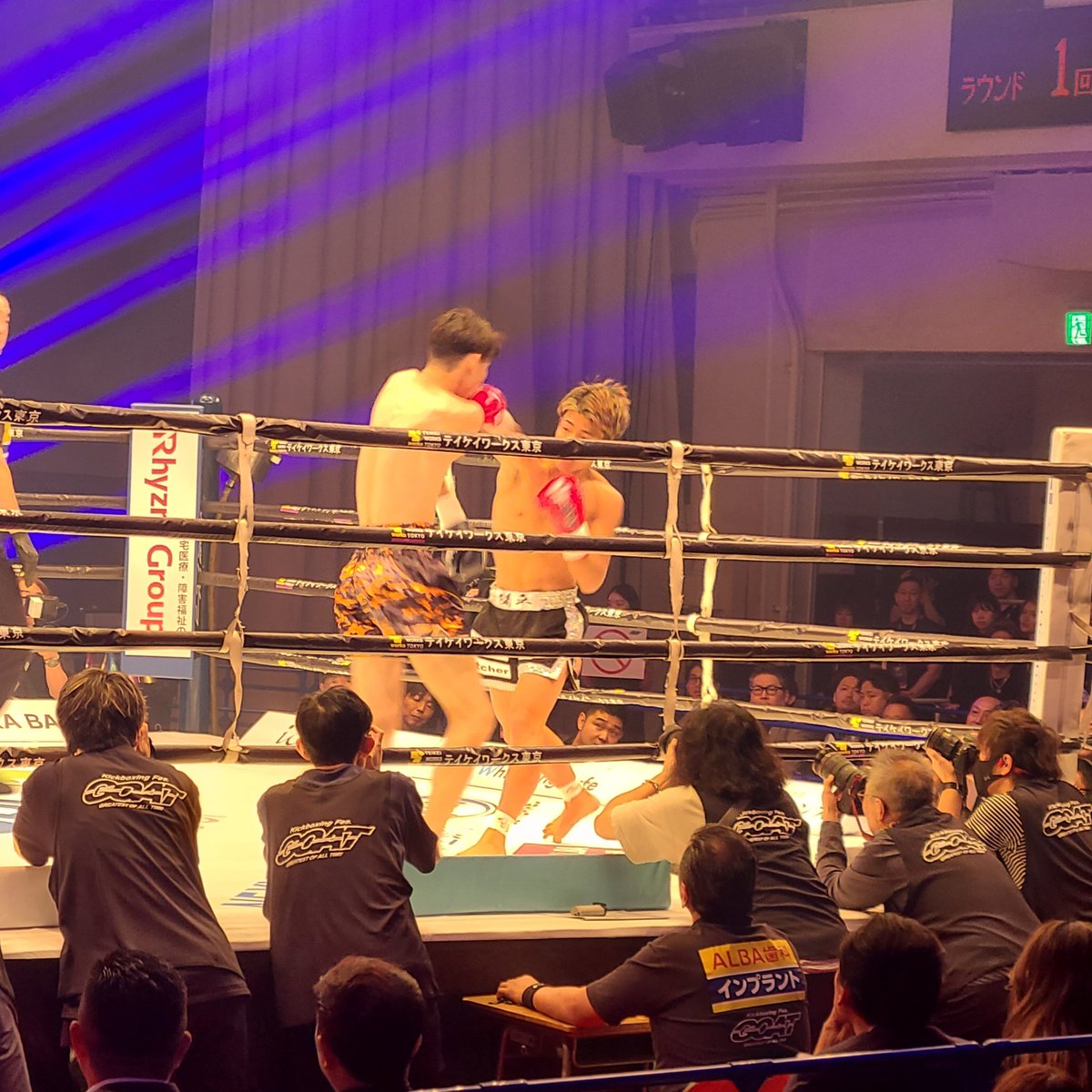 serval87's tweet photo. 第1試合　NEXT GOAT　RISEルール（ヒジなし・ワンキャッチワンアタック）　スーパーフェザー級（60kg）　3分3R（延長1R）　陽平（TAKEDA GYM）　一颯（いっさ）（谷山ジム）　一颯判定勝ち。 https://t.co/0aY2ZWNoit