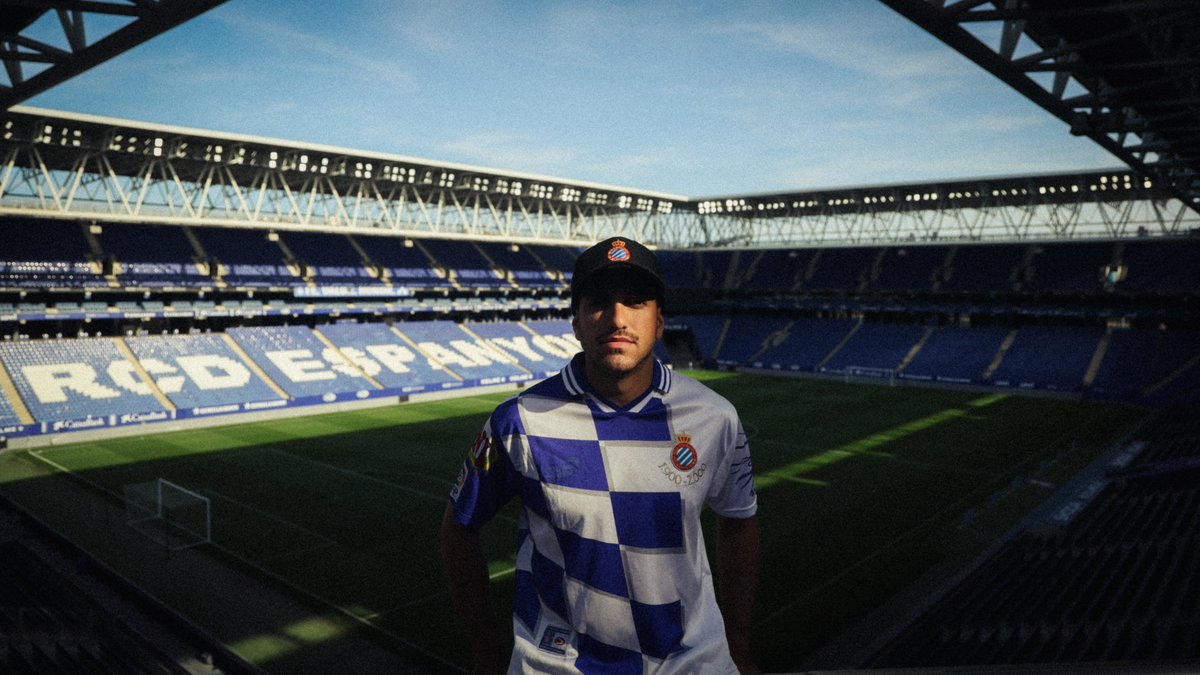 RCDEspanyol's tweet photo. Som de l'Espanyol perquè quan sortim al carrer lluint aquests colors, aquest escut, no abaixem mai la mirada. https://t.co/RUsT8Ymytd