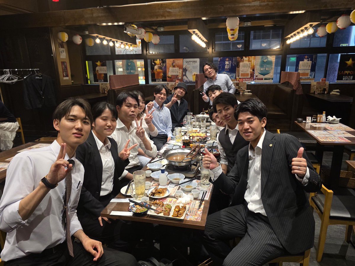 sugaihiroki's tweet photo. 博多〜大阪〜名古屋〜仙台と懇親会を約100名の社員とやってきました🍻

1年前と比べてみると成長スピードは早いかもしれませんが、我々は2031年に年商100億円、正社員数2000名

2056年には年商3000億円と総合人材会社を目指して、世の中から必要とされる企業になるべく、前進して参ります！

社員数の割にまだまだ、事業部責任者や役職者ポストが空きまくっている当社ですので、
中途社員、新卒社員のご応募お待ちしております！

DMいただければ、私が面談します✨