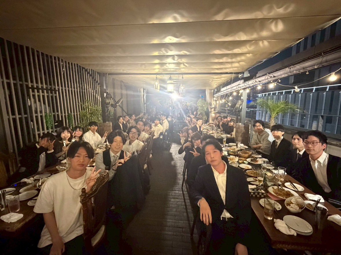 sugaihiroki's tweet photo. 博多〜大阪〜名古屋〜仙台と懇親会を約100名の社員とやってきました🍻

1年前と比べてみると成長スピードは早いかもしれませんが、我々は2031年に年商100億円、正社員数2000名

2056年には年商3000億円と総合人材会社を目指して、世の中から必要とされる企業になるべく、前進して参ります！

社員数の割にまだまだ、事業部責任者や役職者ポストが空きまくっている当社ですので、
中途社員、新卒社員のご応募お待ちしております！

DMいただければ、私が面談します✨