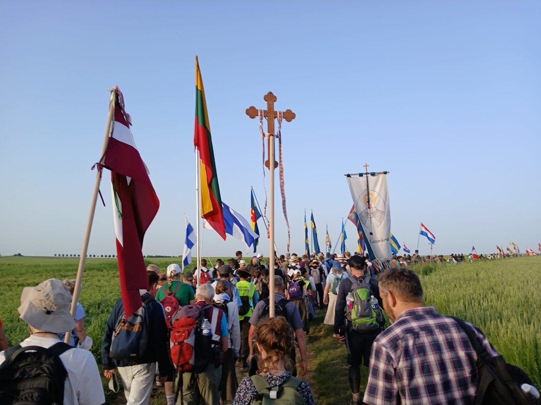 LvTelos's tweet photo. Šogad Vasarsvētkos tradicionālajā svētceļojumā no Parīzes uz Šartru (100 km divarpus dienās, 20 000 dalībnieku, vidējais vecums 22 gadi) piedalījās “Svētā Meinarda kapituls” deviņu cilvēku sastāvā no Latvijas, lūdzoties par tēvzemi, Baznīcu, visu tautu un valsti. https://t.co/bYIX0LxjV2