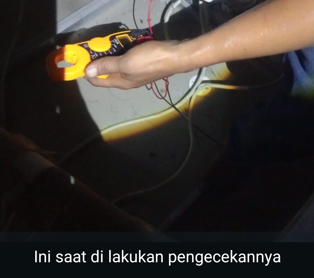 Miminwashere's tweet photo. Total daya listrik di rumah gua 7900 VA, Total abodemen sekitar Rp. 540.000 per bulan.

Gua sempat pergi 2 Minggu sekeluarga, logikanya biaya listrik bulanan turun karena rumah kosong menyisakan kamarnya mbak aja (ga tahu sih kalo ternyata mbak2 rumah undang DJ buat Party tiap malam)

Ternyata tidak ada penurunan biaya bulanan donk, akhirnya Senin kemarin lewat PLN mobile,  gua nyoba bantuan untuk cek kelistrikan di rumah.

Sekitar 2 jam setelah gua info, ada mas-mas PLN yang hadir.

Setelah dicek beberapa saat, dia kasih update bahwa kemungkinan arus listrik di rumah gua bocor, karena indikator listrik di MCB alias panel listrik gua berwarna kuning.

 Jadi alat2 kelistrikan di rumah dipakai atau engga, biaya yang dikeluarkan akan tetap sama saja (kira2 gitu yak, gua ga hapal istilah teknisnya)

Akhirnya dibantu teknisi PLN untuk servis, sekitar 2 Jam mereka selesai, semoga bisa ketahuan dan ada perubahan biaya listrik rumah.

Mari kita lihat laporan bulan depan😄🙏
