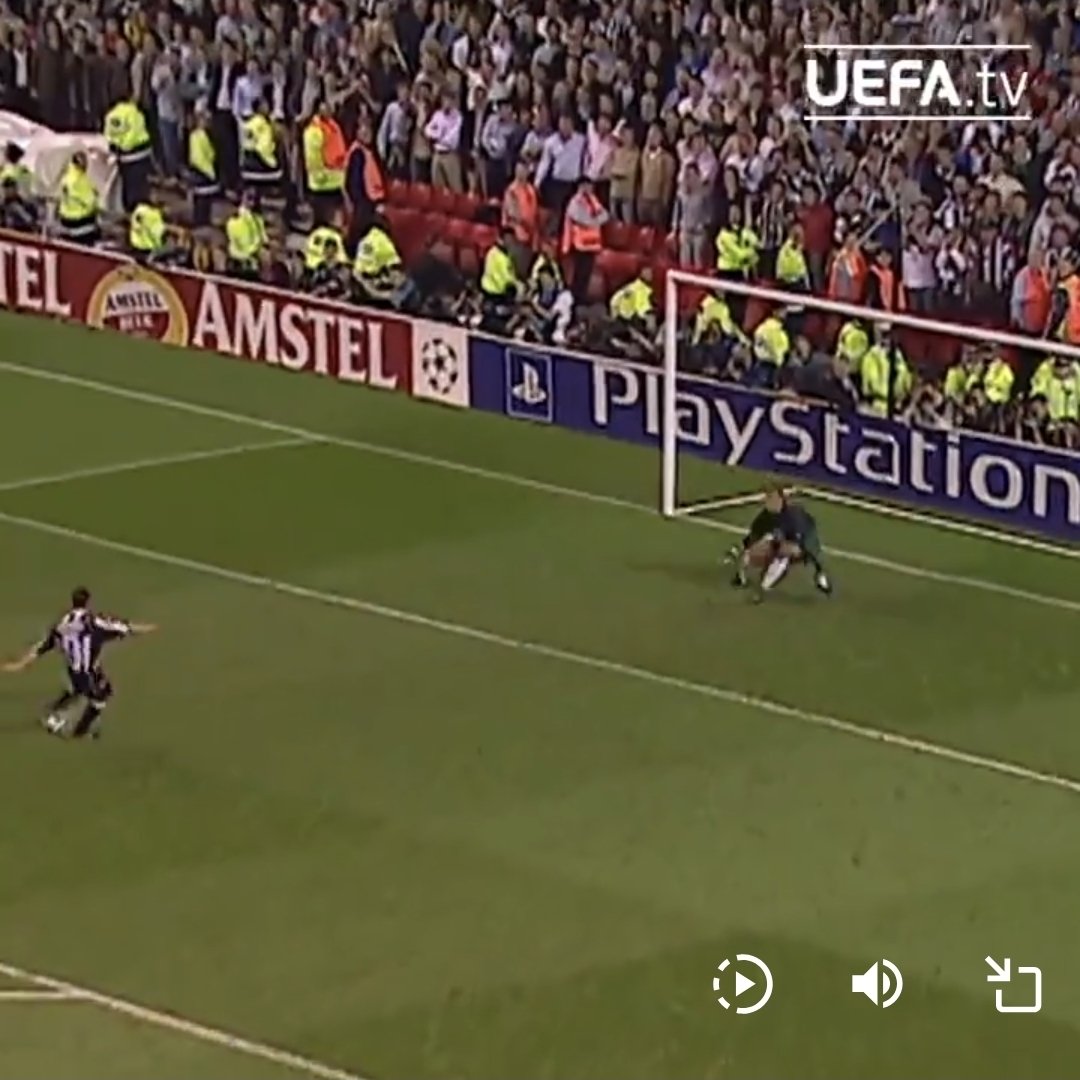 Phantomantle's tweet photo. @FootballRemind Even pre-technology, surely the ref or lino should have pulled this up. https://t.co/Mc14GNt8jy